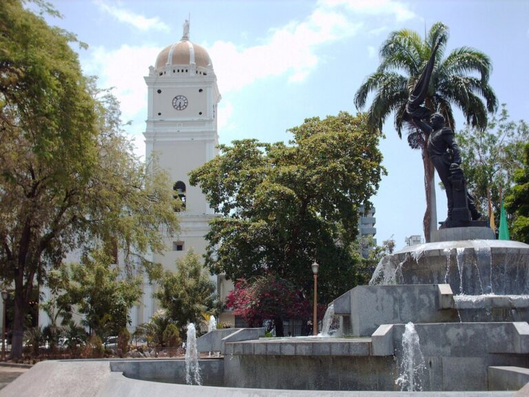 Plaza_girardot (1)