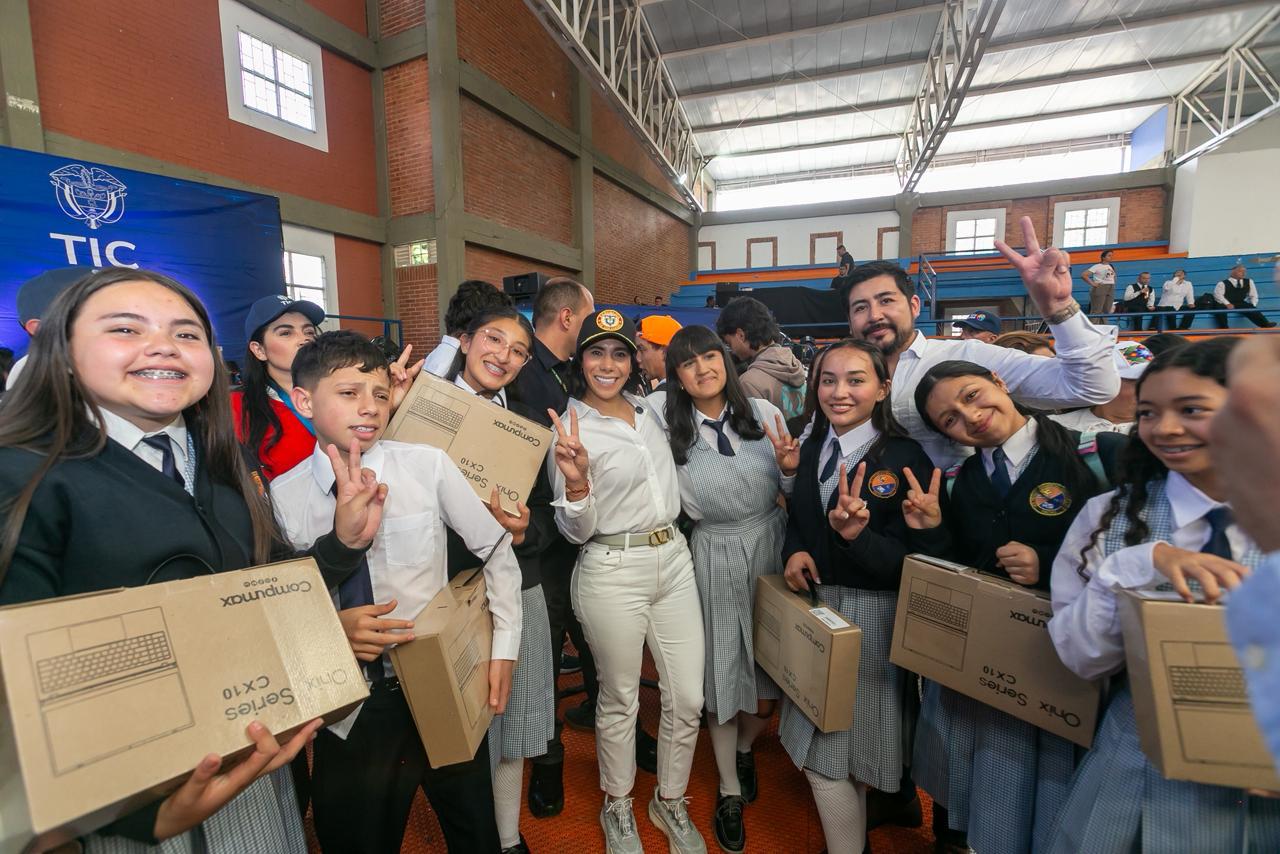 Colombia | Pacho enciende su revolución digital: 343 computadores y un impulso al emprendimiento transforman la educación y la economía local Colombia | Pacho enciende su revolución digital: 343 computadores y un impulso al emprendimiento transforman la educación y la economía local