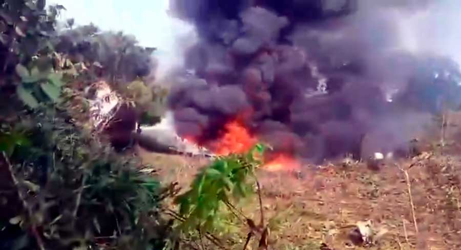 Colombia | #Urgente-  Tragedia aérea en Colombia: avión militar Hércules se estrella con decenas de tropas a bordo y termina consumido por las llamas