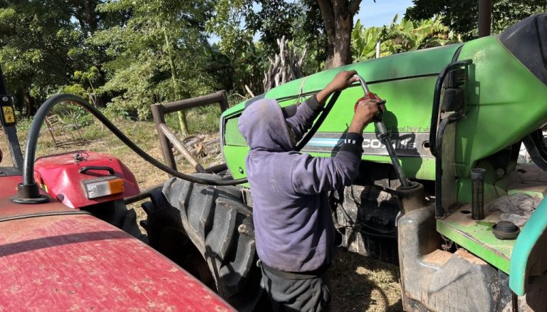 Transportistas y el agro en alerta: en plena cosecha gruesa, se dispara el precio del gasoil
