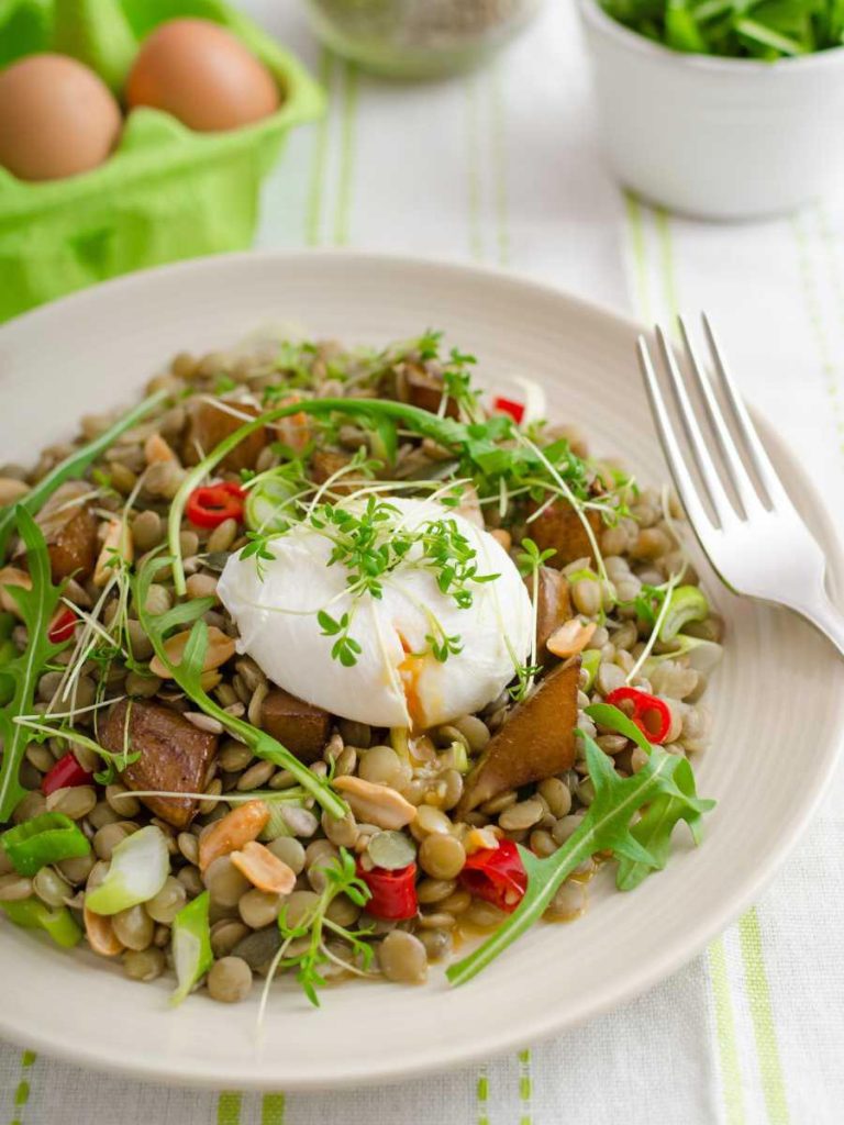 La ensalada templada de lentejas y huevo que te soluciona la comida en 20 minutos
