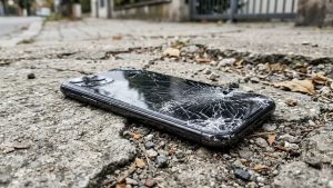 ¿Sueles romper la pantalla del móvil? Calcula si te compensa asegurar tu dispositivo y olvídate de pagar por cambiarla