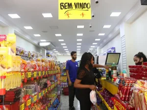 Inflación oficial de Brasil baja al 3,81% en 12 meses