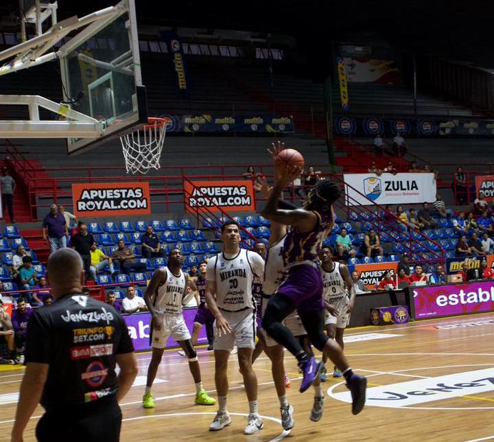 EL SOL BRILLANTE ILUMINA EL BALONCESTO