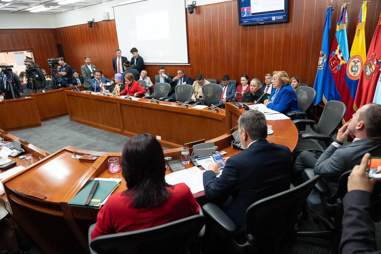 Colombia | En la Comisión Segunda del Senado, la canciller Rosa Villavicencio defiende el modelo estatal de pasaportes, garantiza continuidad del servicio y denuncia alarmas infundadas Colombia | En la Comisión Segunda del Senado, la canciller Rosa Villavicencio defiende el modelo estatal de pasaportes, garantiza continuidad del servicio y denuncia alarmas infundadas