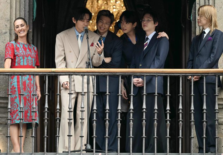 A pesar de escasez de boletos, aficionados de BTS acuden a concierto en Ciudad de México
