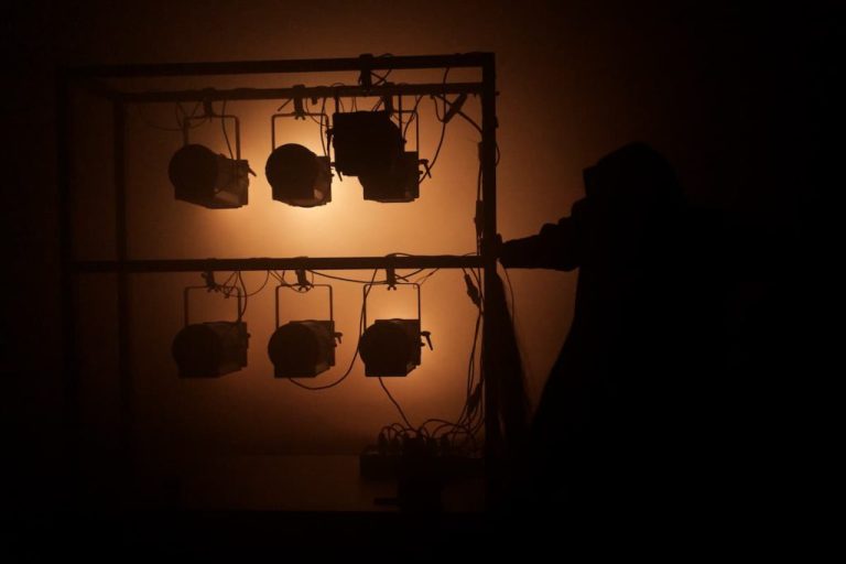 “Tinieblas”: Edurne Rubio convierte la niebla en cuerpo escénico y el teatro en territorio de extravío