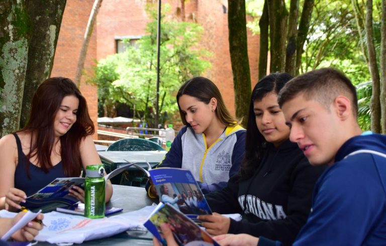Estudiantes-Universitarios-CO