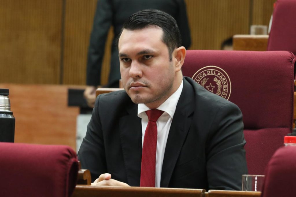 Título falso: Procesan a exsenador Hernán Rivas por presunto cobro indebido y estafa