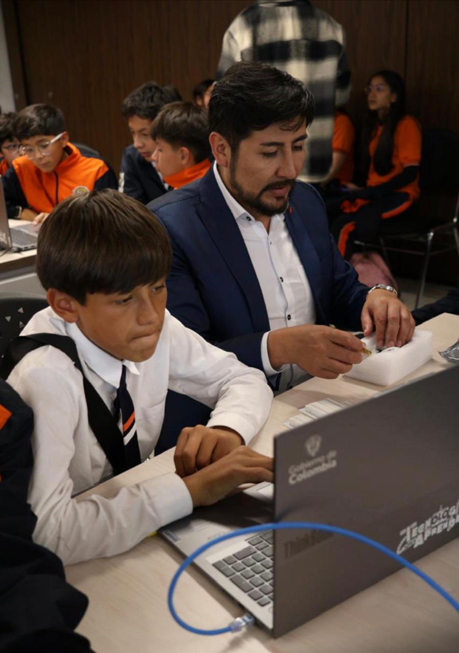 Colombia | Vice MinTIC, Andrés López apuesta por cerrar la brecha digital: tecnología y laboratorios transforman colegios de Suba y Engativá en Bogotá