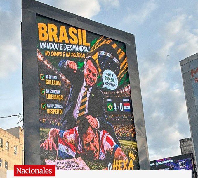 INDIGNACIÓN EN CIUDAD DEL ESTE: CIUDADANOS DESTRUYEN GIGANTOGRAFÍA CON IMAGEN OFENSIVA DE BOLSONARO PISANDO A JUGADOR PARAGUAYO