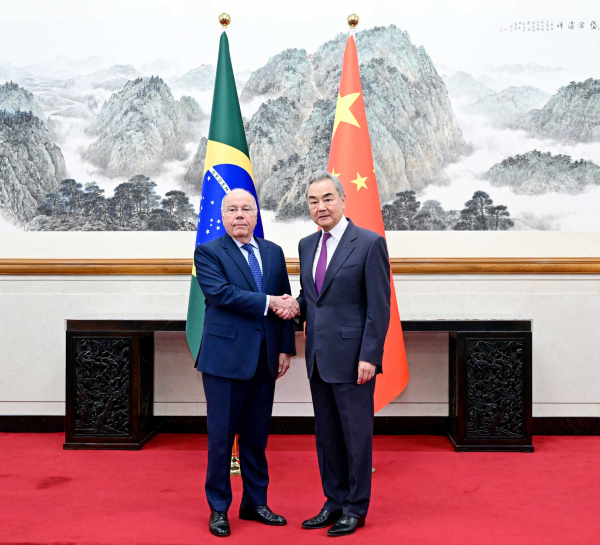 China e Brasil reforçam parceria estratégica durante visita do chanceler Mauro Vieira a Beijing Por: Xu Danna