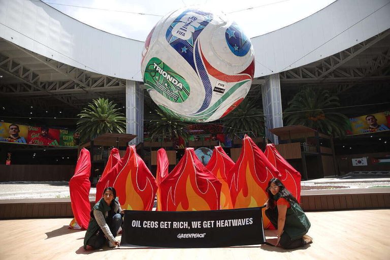 El Mundial de fútbol, el clima y Greenpeace:“Si cambia el clima, cambia el juego”