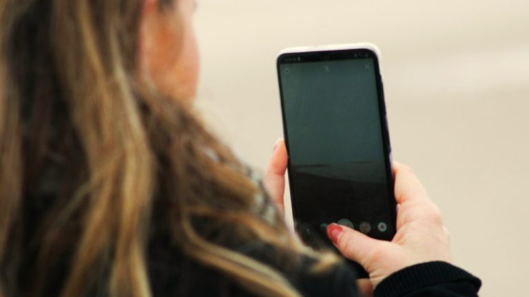 El Reino Unido prohíbe las redes sociales a menores de 16 años: “El momento para invertir en nuestros jóvenes es ahora”