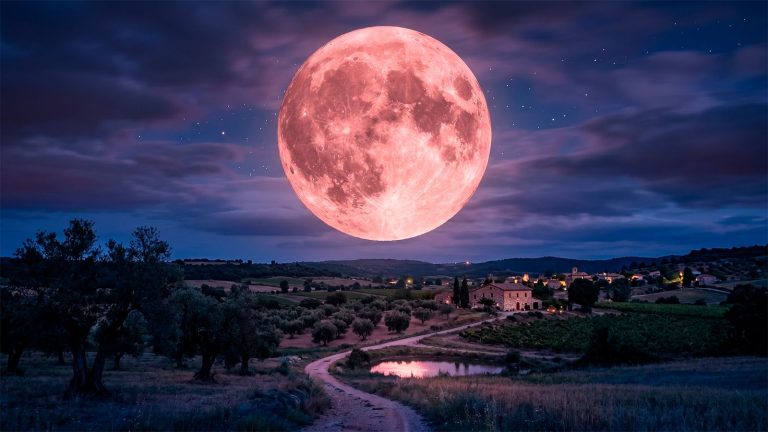 Llega la Luna de Fresa de junio: el día exacto y la hora a la que podrás ver la noche más mágica del año