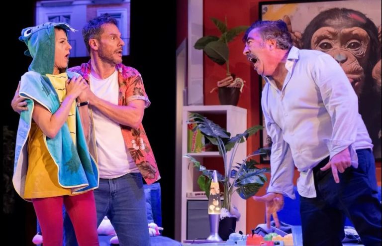‘Pero no se lo digas’: la amistad se convierte en una trampa delirante en el Teatro Bellas Artes