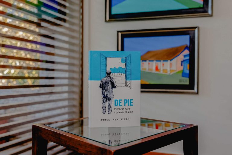 Jorge Mendelzon presenta “De pie”, su nuevo libro con “palabras para sostener el alma”