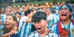 El desahogo de Messi: festejo de rodillas entre lágrimas en el césped y un abrazo íntimo con Scaloni tras la remontada ante Inglaterra