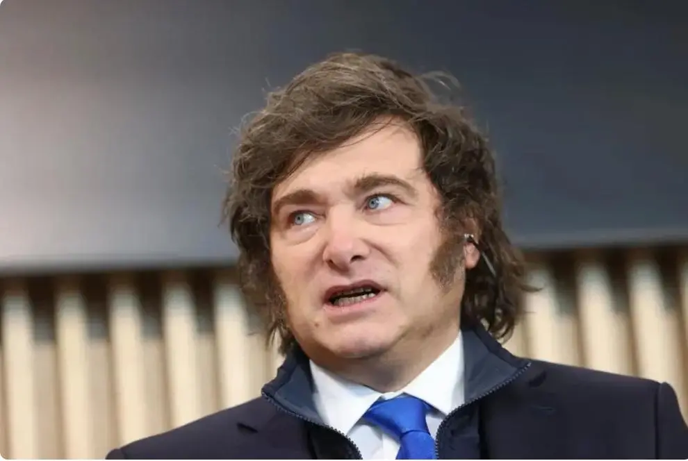Milei defendió la reforma de la Carta Orgánica del BCRA y calificó de “analfabetos económicos” a Marcó del Pont y Pesce