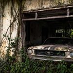 El Mustang embrujado que nadie ha conseguido sacar de una casa abandonada de Mayagüez