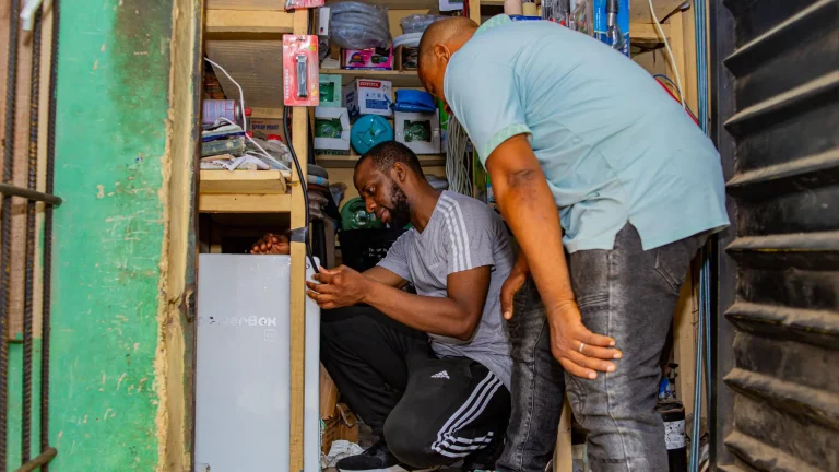 Powerbox SE: crean una caja solar de bajo costo que lleva electricidad a comunidades rurales de Nigeria