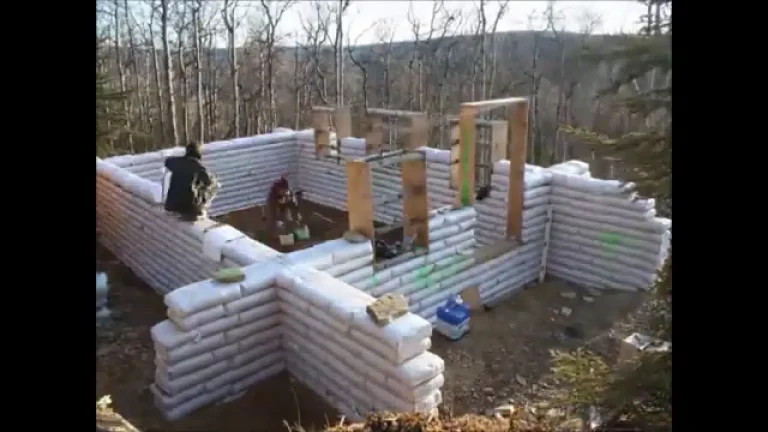 Casas sustentables sin ladrillos ni cemento: una familia de Estados Unidos crea viviendas con bolsas de tierra