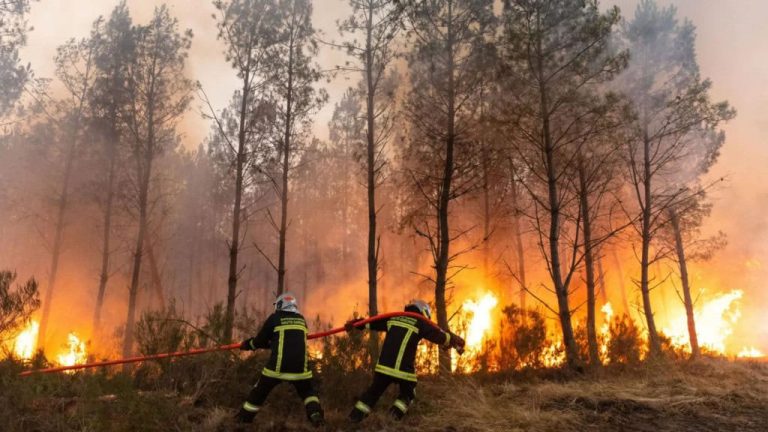 Na França, este incêndio causou uma tempestade de fogo no céu