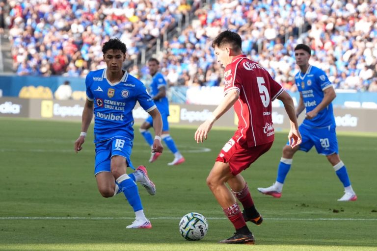 1-3. Cruz Azul alza el trofeo de Campeón de Campeones