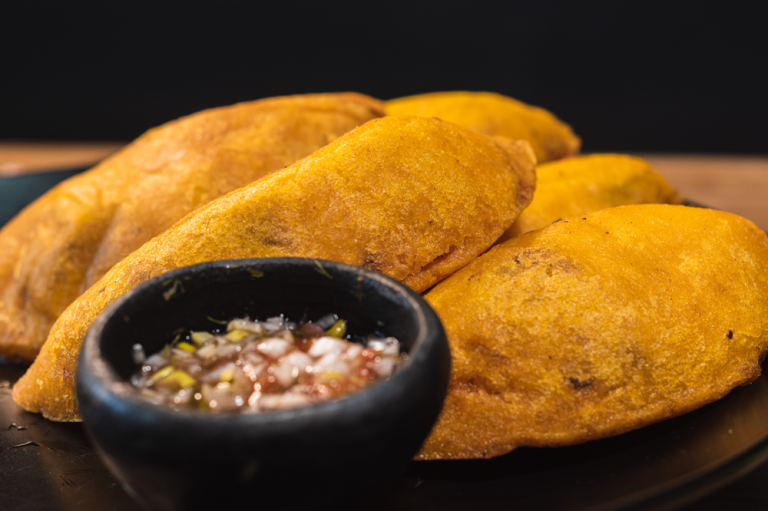 Empanada de verde o de harina: el dilema más sabroso