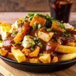 ¿Cómo se prepara la ‘poutine’? La receta del plato emblema de Canadá