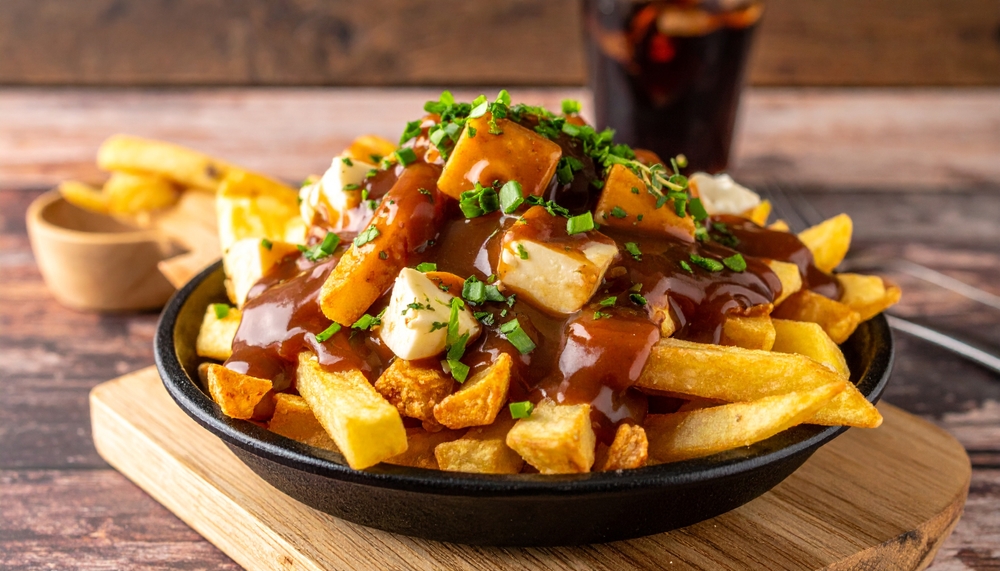 ¿Cómo se prepara la ‘poutine’? La receta del plato emblema de Canadá