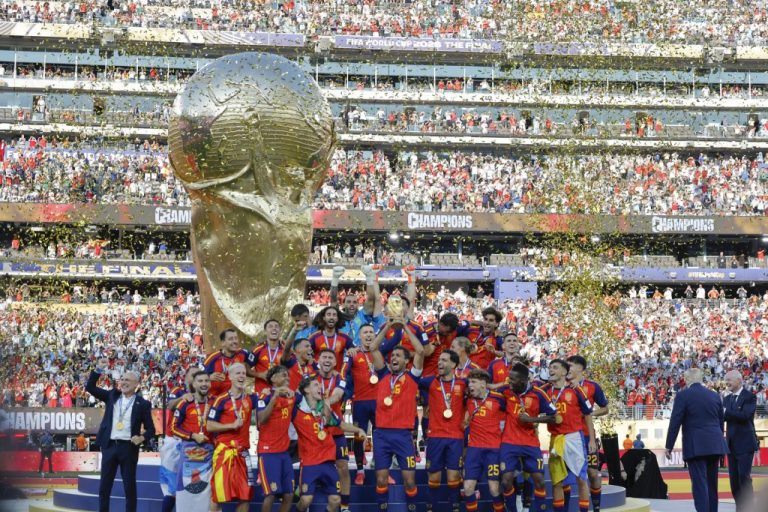 Largas colas para conseguir la nueva camiseta de España con la segunda estrella