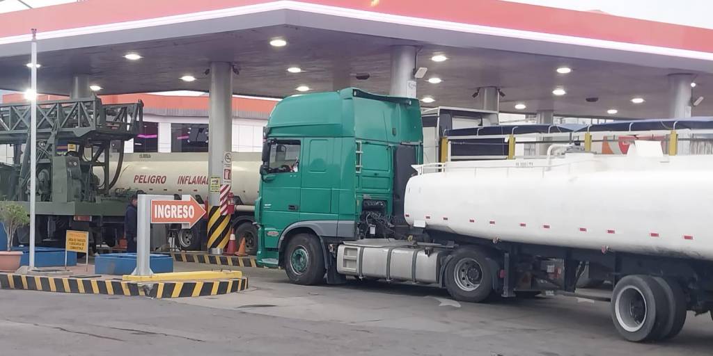 «2do Gasolinazo»: Paz habla de «decisiones difíciles» y Vice advierte de un nuevo alza de combustibles || Chóferes ya advierten que un nuevo precio se vería reflejado en las tarifas de transporte. «2do Gasolinazo»: Paz habla de «decisiones difíciles» y Vice advierte de un nuevo alza de combustibles || Chóferes ya advierten que un nuevo precio se vería reflejado en las tarifas de transporte.