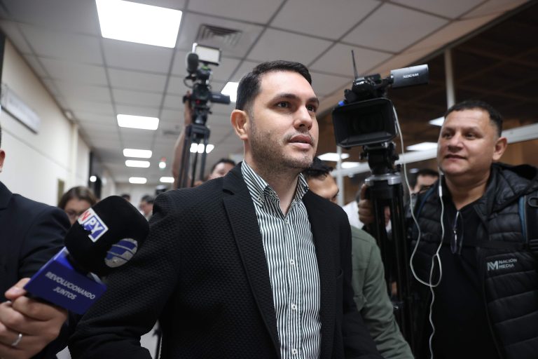 Abogado exprés: en 6 minutos el MEC otorgó su título a Hernán Rivas