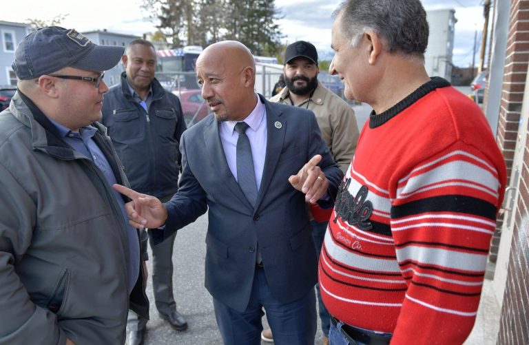 Alcalde de Lawrence enfrenta 26 cargos en dos casos