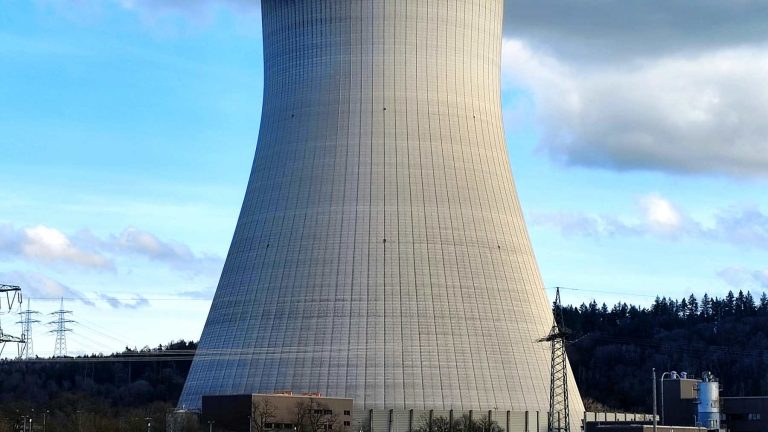Alemania apagó en 2023 la central nuclear Isar II, en Baviera, y ahora una empresa quiere levantar a su lado una batería de 900 megavatios con un centro de datos de inteligencia artificial, aunque todavía no ha dicho cuántas horas podrá dar electricidad