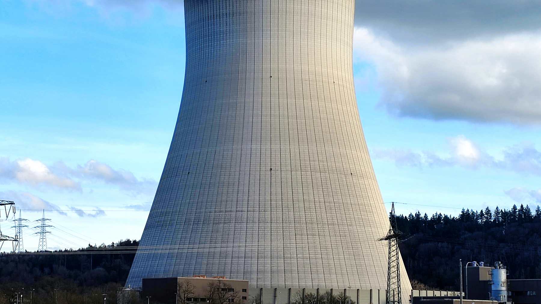 Alemania apagó en 2023 la central nuclear Isar II, en Baviera, y ahora una empresa quiere levantar a su lado una batería de 900 megavatios con un centro de datos de inteligencia artificial, aunque todavía no ha dicho cuántas horas podrá dar electricidad