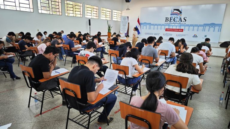 Alta informalidad, carreras saturadas y falta de formación en IA afectan la inserción laboral de los jóvenes en Paraguay