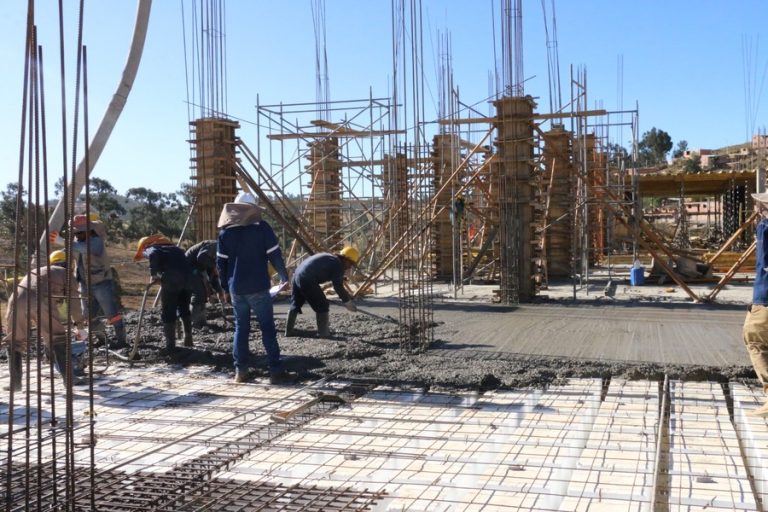 Alza del costo de materiales; diésel y deudas acumuladas pone al borde de la quiebra a empresas constructoras || La Cámara Departamental de la Construcción de Chuquisaca advierte sobre el riesgo de quiebra de las empresas constructoras ante el incremento de costos