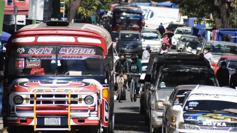 «Ampliado Nacional»: Choferes se reúnen y advierten que no trabajarán con la tarifa actual || El autotransporte boliviano se declara en emergencia y evalúa incrementos tarifarios de hasta el 60%.
