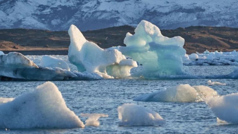 Análisis de imágenes satelitales revela 11,3 billones de toneladas de deshielo en Groenlandia y Antártida