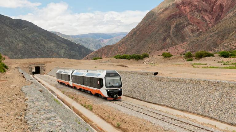 Argentina — El primer tren eléctrico de América Latina está en la Argentina y recorre seis pueblos de Jujuy: así funciona el Solar de la Quebrada