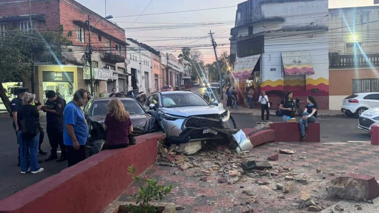 Asunción: aparatoso accidente en el centro deja daños materiales