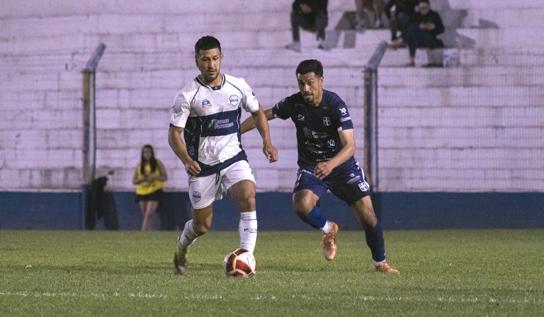 Atenas perdió en casa y quedó obligado a la épica