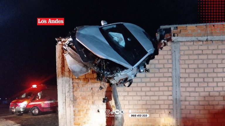 Auto se despista y queda colgado sobre un muro en la carretera Puno Chucuito