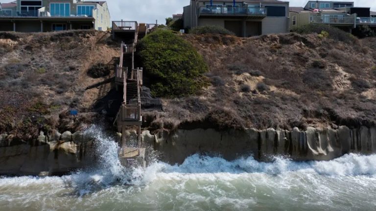 Avanço do mar destrói casas e praias na Califórnia