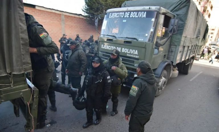 Bolivia — POLICÍAS Y MILITARES DESPLAZADOS A LAS CARRETERAS: Para evitar protestas por el precio del diésel