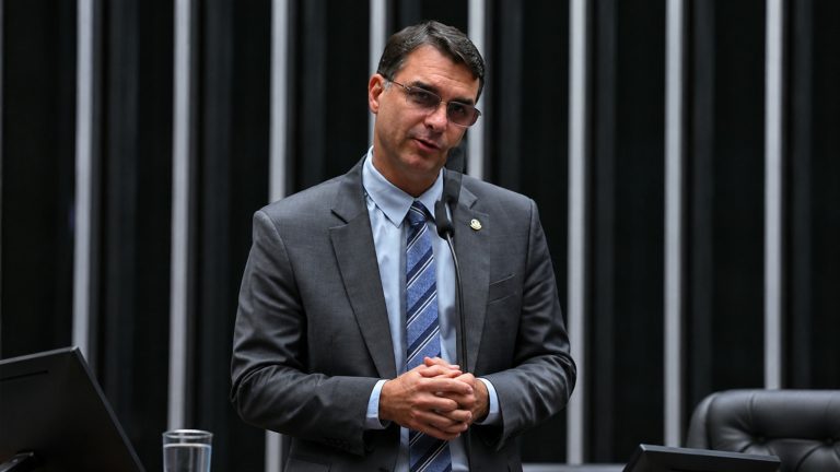 Brasil — Flávio Bolsonaro diz que terá relação “pragmática” com a China se eleito