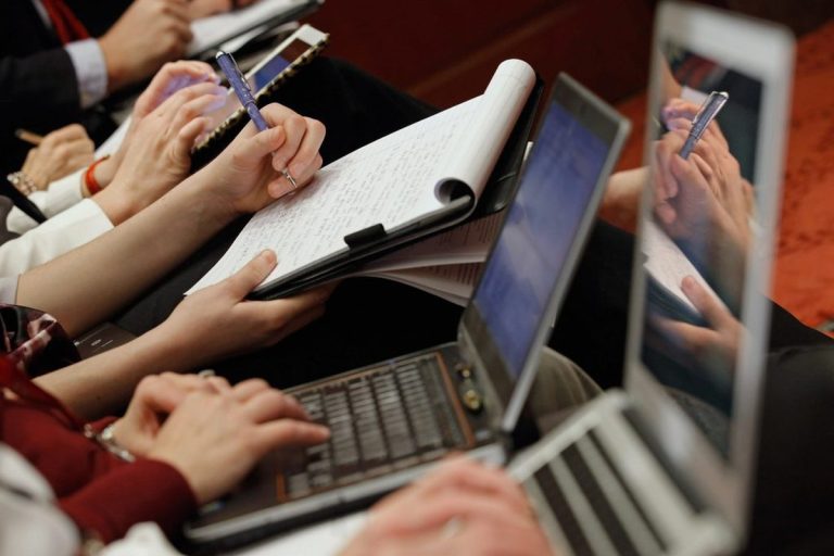 Buscan frenar la derogación del Estatuto del Periodista: presentan dos proyectos para restablecer su vigencia