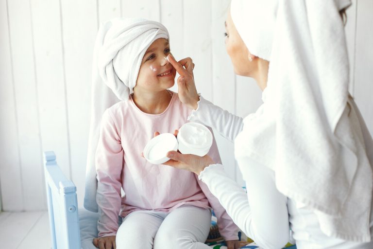 Cada vez las niñas alcanzan antes la pubertad, y la ciencia apunta a los cosméticos y los perfumes como uno de los culpables